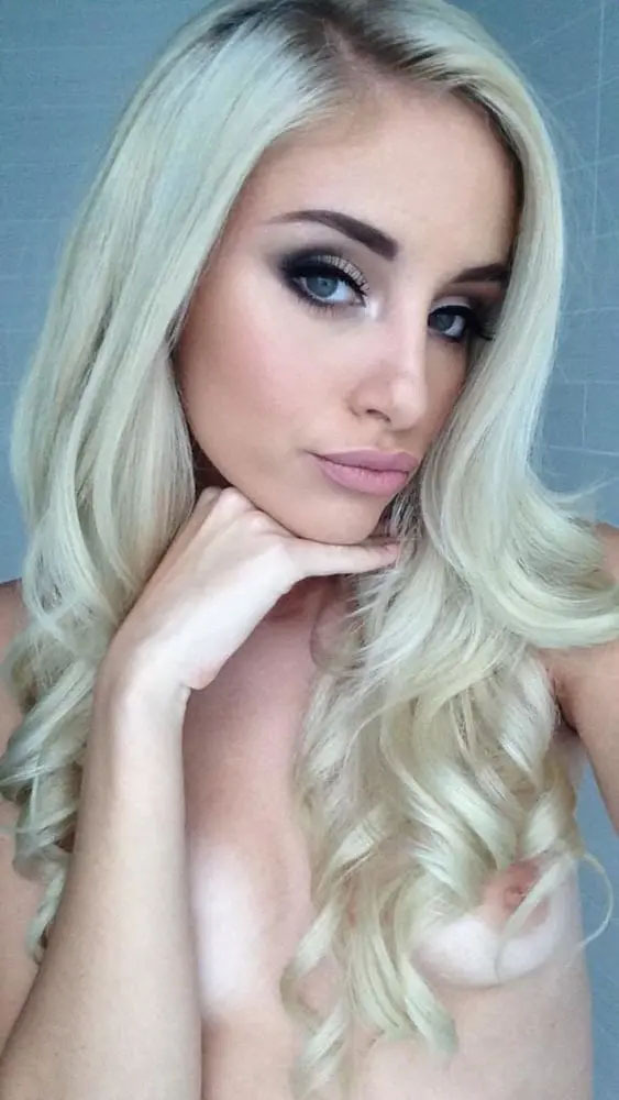 Проститутка Питера Кира с 2 размером груди предлагает интим услуги у метро Петроградская  +7(981)289-01-65 