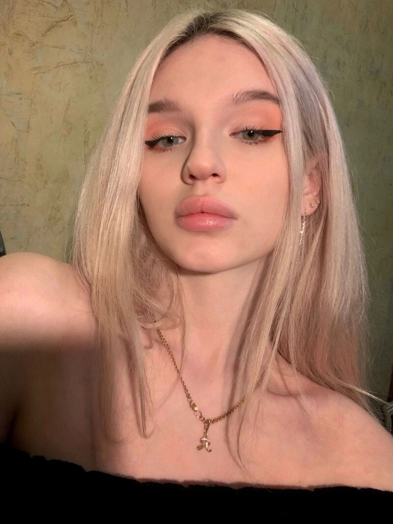 Проститутка Питера Эмили с 4 размером груди предлагает интим услуги у метро Электросила  8(931)247-44-95 